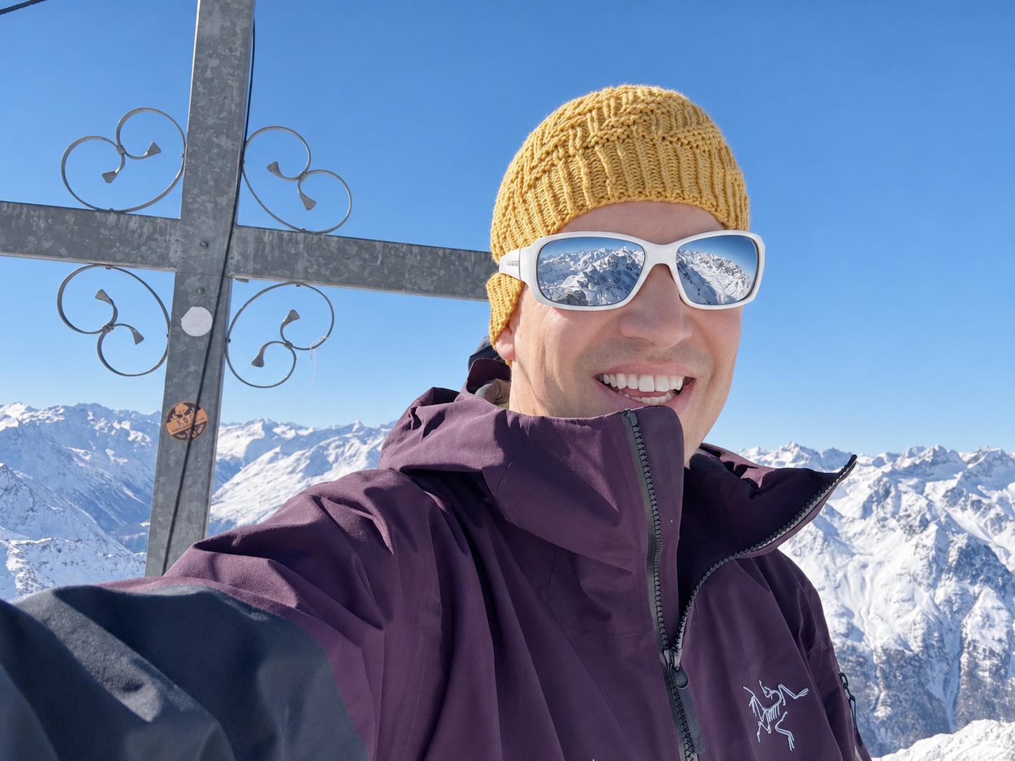 Benjamin Vötterle auf Skitour am Gipfelkreuz